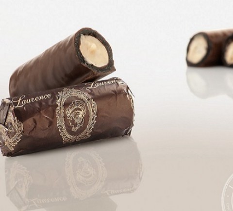 Шоколадная трубочка в черном шоколаде с печеньем и фундуком